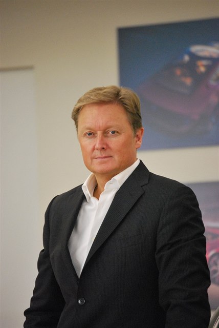 Známý designér automobil, Dán Henrik Fisker.