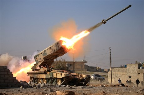 Irácká armáda vypoutí raketu na pozice Islámského státu poblí vojenského komplexu Ghazlaní..