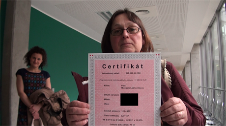 MIchaela Laoviková s certifikátem o své investici do spolenosti Helvag.
