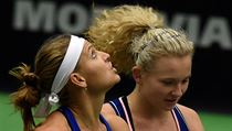 Lucie Šafářová (vlevo) a Kateřina Siniaková ve fedcupové čtyhře. | na serveru Lidovky.cz | aktuální zprávy