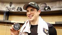 Sidney Crosby, kapitán Pittsburghu, s jubilejním pukem. | na serveru Lidovky.cz | aktuální zprávy