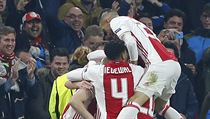 Radost fotbalistů Ajaxu po gólu v síti Legie Varšava. | na serveru Lidovky.cz | aktuální zprávy