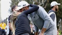 Dustin Johnson se lb se snoubenkou Paulinou Gretzky po triumfu na Genesis Open