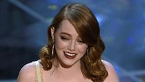 Emma Stoneová dojatě přebírá Oscara za nejlepší herečku v hlavní roli. | na serveru Lidovky.cz | aktuální zprávy