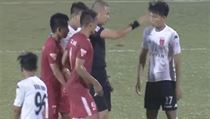 Rozhodčí překvapivě ukazuje z penaltového puntíku na bránu. | na serveru Lidovky.cz | aktuální zprávy