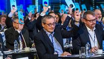 A hlasujeme... Ministr obrany Martin Stropnický (uprostřed) a ministr dopravy... | na serveru Lidovky.cz | aktuální zprávy