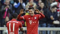 Hráči Bayernu Douglas Costa a Robert Lewandovski slaví vstřelenou branku. | na serveru Lidovky.cz | aktuální zprávy