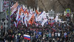 Lidé s transparenty a vlajkami vyli na pochod Moskvou pi uctní památky...