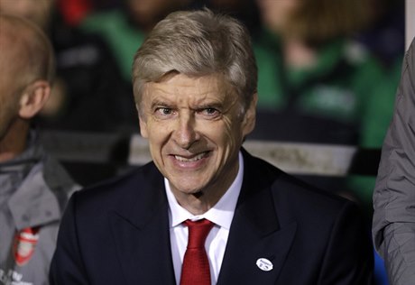 Arsene Wenger se raduje z premiérové výhry nad týmem Jose Mourinha.