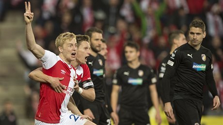 Zleva Michal Frydrych ze Slavie, Milan koda ze Slavie slaví vítzný gól v síti...