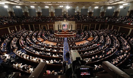 Prezident pronáí projev ped Kongresmany v budov amerického Kapitolu.