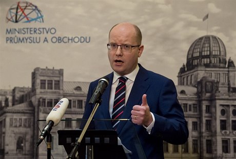 Premiér Bohuslav Sobotka na Ministerstvu prmyslu a obchodu v Praze na tiskové...