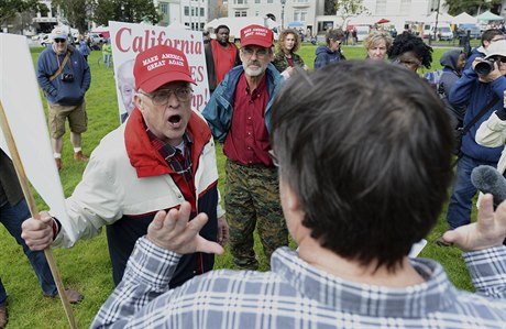 Po stetech Trumpových píznivc a odprc zadreli deset lidí