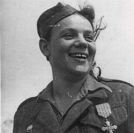Malvína Fantová (19172013) ve válené uniform, na které má pipnutý...