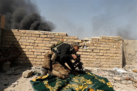 Písluník speciálních iráckých jednotek zaujímá pozici na stee bhem boj s...