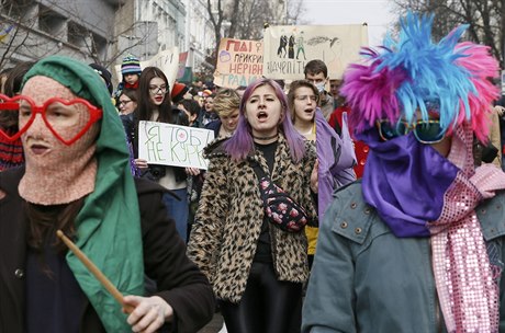 Demonstranti na shromádní pro rovnost pohlaví a proti násilí na enách. MD v...