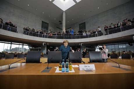 Nmecká kancléka Angela Merkelová pichází k výslechu nmeckého parlamentního...