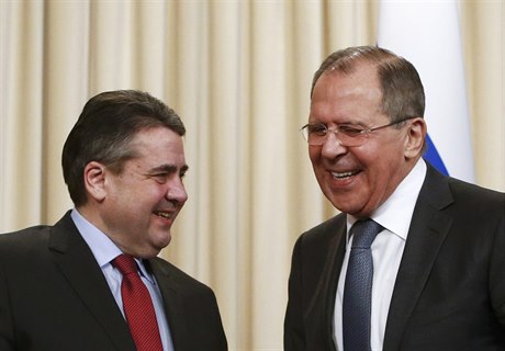 Ministi zahranií Nmecka a Ruska Sigmar Gabriel a Sergej Lavrov.