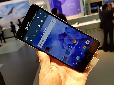 HTC U Ultra - pikový a drahý smartphone s malým druhým displejem na veletrhu...