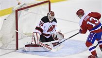 Jakub Vrána (číslo 13) prostřeluje gólmana NJ Devils Coryho Schneidera (35). | na serveru Lidovky.cz | aktuální zprávy