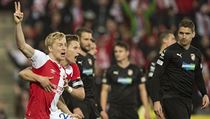 Zleva Michal Frydrych ze Slavie, Milan Škoda ze Slavie slaví vítězný gól v síti... | na serveru Lidovky.cz | aktuální zprávy