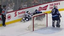 Dustin Byfuglien sestřelil tři hráče najednou. | na serveru Lidovky.cz | aktuální zprávy