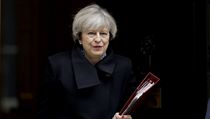 Premiérka Theresa Mayová opouští Downing Street a vydává se do Parlamentu | na serveru Lidovky.cz | aktuální zprávy