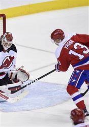 Nejhorší jednička NHL v historii? Gólman za 6 milionů dolarů nevyhrál už téměř rok Jakub Vrána (číslo 13) prostřeluje gólmana NJ Devils Coryho Schneidera (35). | na serveru Lidovky.cz | aktuální zprávy