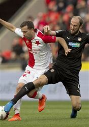 Souboj nejen na trávníku. Bude domácím fotbalovým šampionem Slavia, nebo Plzeň? Slavia vs. Plzeň. Zleva domácí Josef Hušbauer a plzeňský Roman Hubník. | na serveru Lidovky.cz | aktuální zprávy
