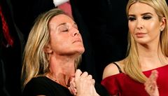 Ivanka Trumpová a Carryn Owensová vdova po zemelém vojákovi bhem projevu...