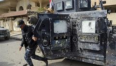 Policie opoutí obrnné vozidlo pokozené bhem boj v Mosulu.