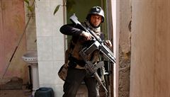 Irácký voják prohledává dm bhem bitvy o Mosul.