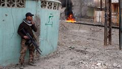 Irácký voják si dává pauzu bhem bitvy o Mosul.