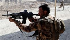 Irácký voják pálí po nepátelských jednotkách Islámského státu.
