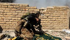 Písluník speciálních iráckých jednotek zaujímá pozici na stee bhem boj s...