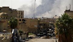 Kou stoupá nad Mosulem, místem stetu iráckých vojenských jednotek a bojovník...