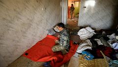 Písluník iráckých vojenských jednotek se modlí bhem bitvy o Mosul.