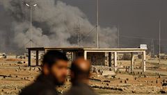 Kou stoupá nad Mosulem. Boje mezi iráckými jednotkami a Islámským státem...