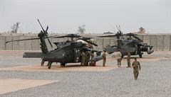 Vojáci americké armády na letiti v Qayyarahu.