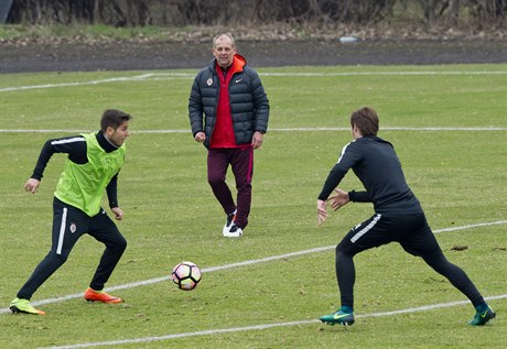 Nový trenér fotbalist Sparty Petr Rada (uprosted) absolvoval s týmem 14....