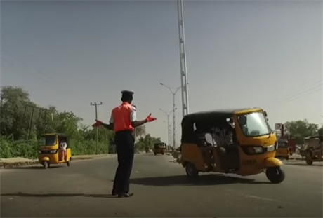 Policista v Nigérii ídí provoz pomocí tance