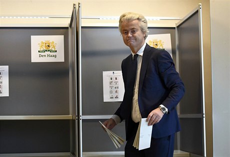 éf nizozemské pravicové strany PVV Geert Wilders u volební urny.