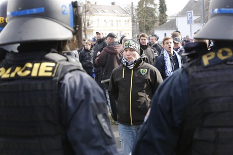 Fanouek Baníku Ostrava pozoruje zasahující tkoodnce.