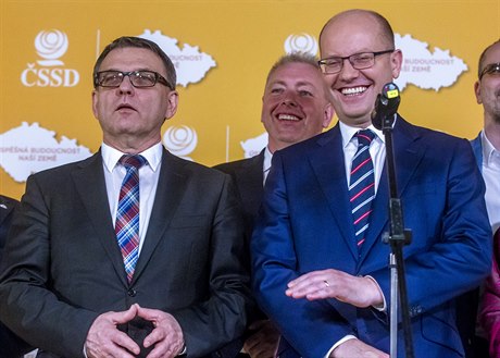 Bohuslav Sobotka (vpravo) ml po volebním dni sjezdu SSD dvody k úsmvm.