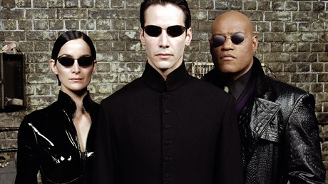 Matrix. Hlavní role ve filmu ztvárnili (zleva) Carrie-Anne Mossová, Keanu...