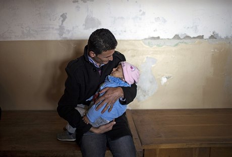 Syrský mu se svým díttem - ilustraní foto.