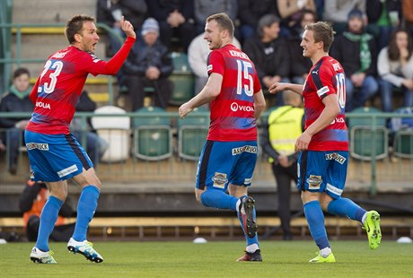 Gólová radost fotbalist Plzn. Zleva Marek Bako, Michael Krmeník a Jan Kopic.