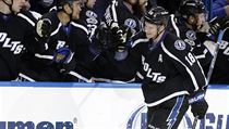 Hokejista Tampy Bay Ondřej Palát oslavuje se spoluhráči svůj gól v zápase NHL... | na serveru Lidovky.cz | aktuální zprávy