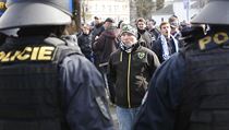 Fanoušek Baníku Ostrava pozoruje zasahující těžkooděnce. | na serveru Lidovky.cz | aktuální zprávy
