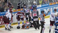 Zranný hlavní rozhodí Vladimír Peina ve tvrtfinále Sparta vs. Kometa Brno.